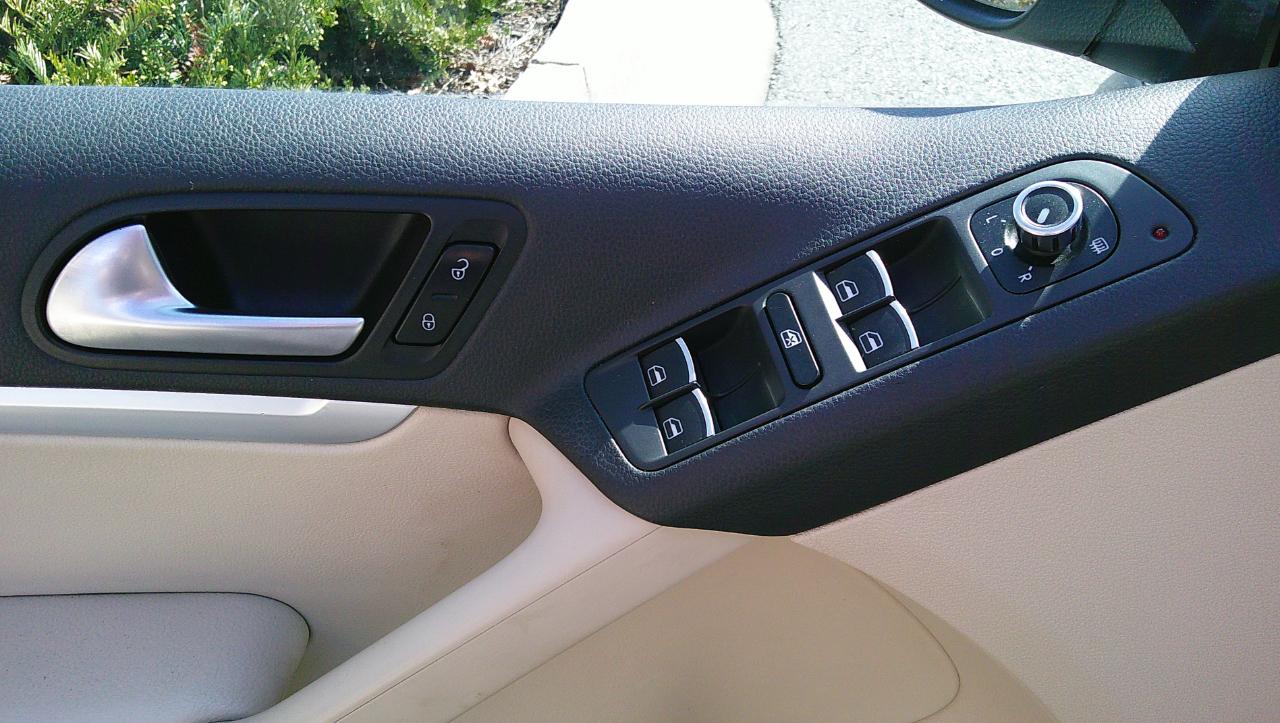 Volkswagen Tiguan 2WD 4dr Auto SE w/Sunroof & Nav 2012