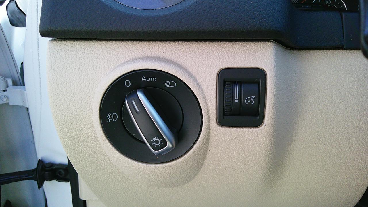 Volkswagen Tiguan 2WD 4dr Auto SE w/Sunroof & Nav 2012