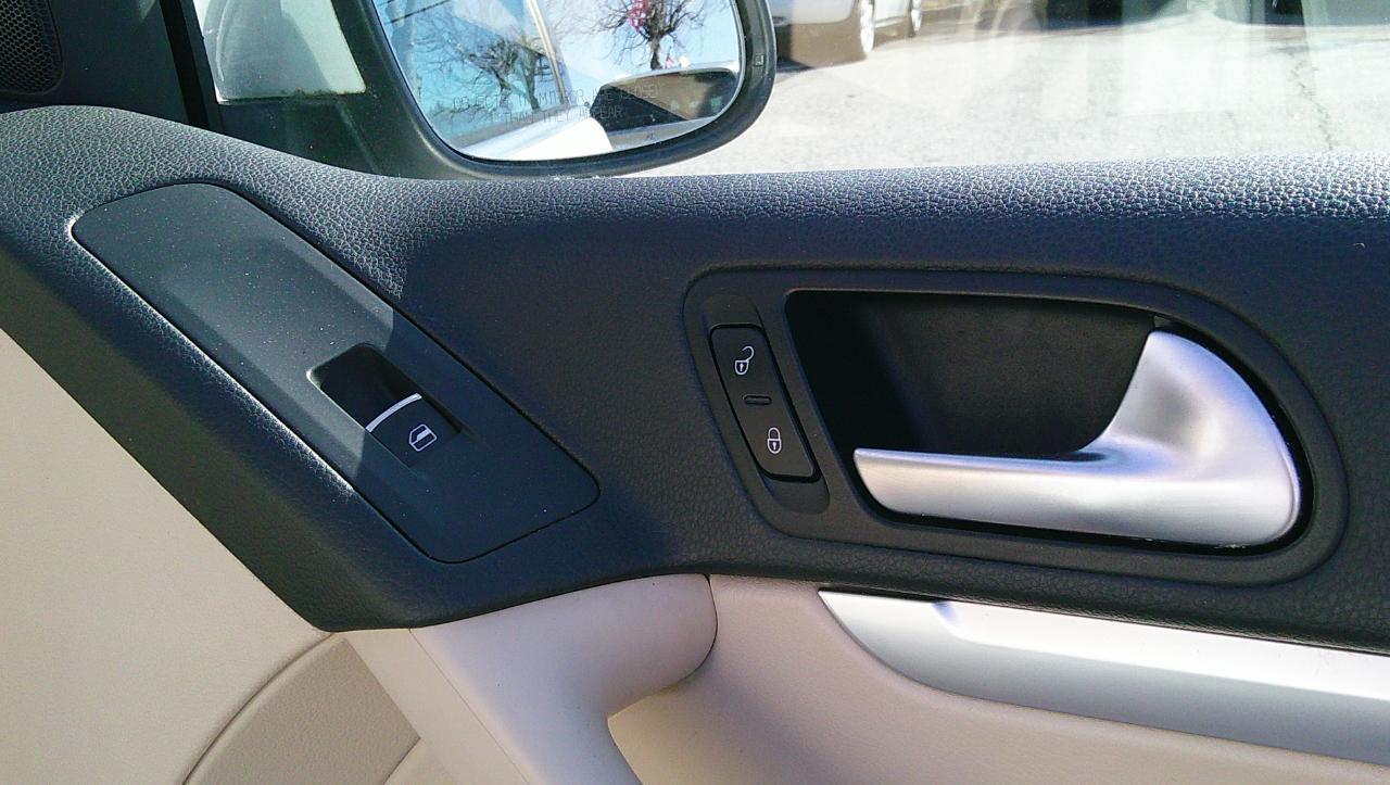 Volkswagen Tiguan 2WD 4dr Auto SE w/Sunroof & Nav 2012