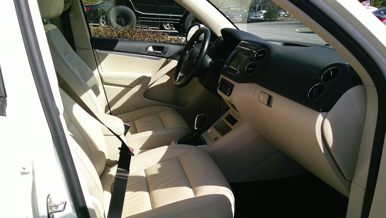 Volkswagen Tiguan 2WD 4dr Auto SE w/Sunroof & Nav 2012