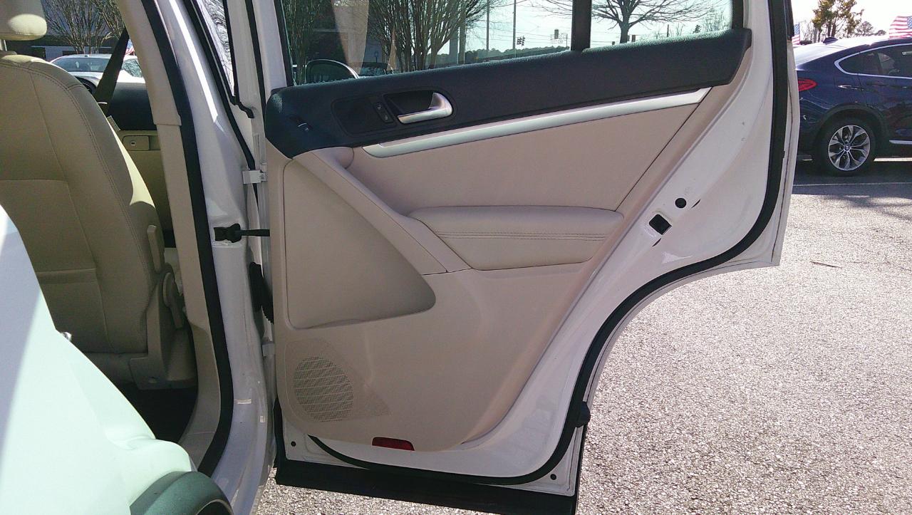 Volkswagen Tiguan 2WD 4dr Auto SE w/Sunroof & Nav 2012