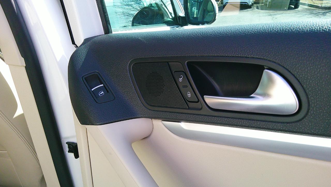 Volkswagen Tiguan 2WD 4dr Auto SE w/Sunroof & Nav 2012