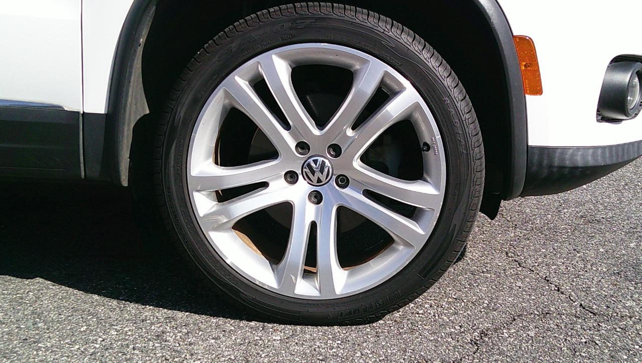 Volkswagen Tiguan 2WD 4dr Auto SE w/Sunroof & Nav 2012