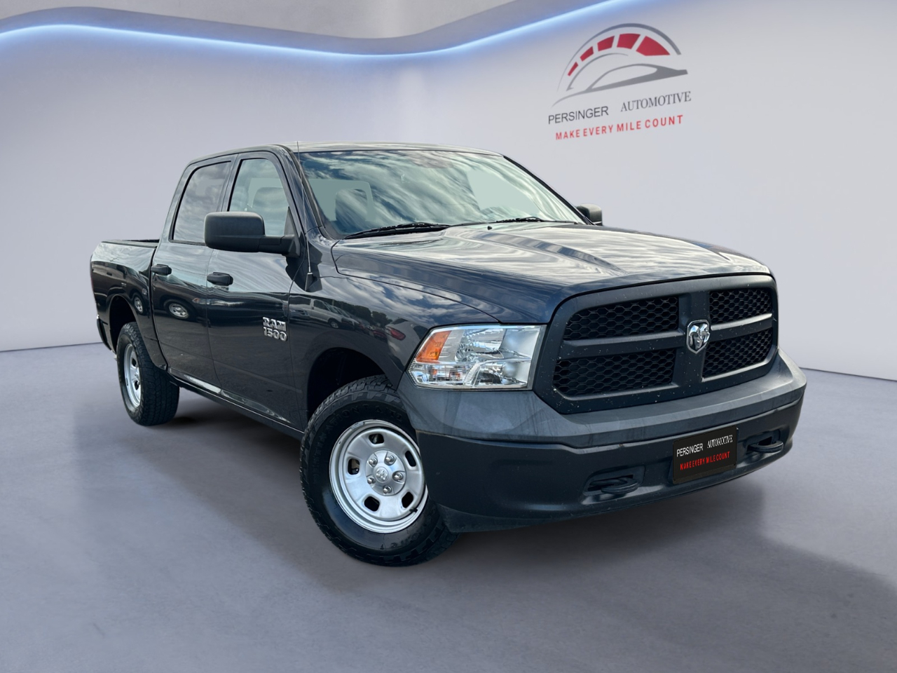 RAM 1500 Tradesman 4x4 Crew Cab 5'7" Box 2018 RAM 1500 Tradesman 4x4 Crew Cab 5'7" Box 2018