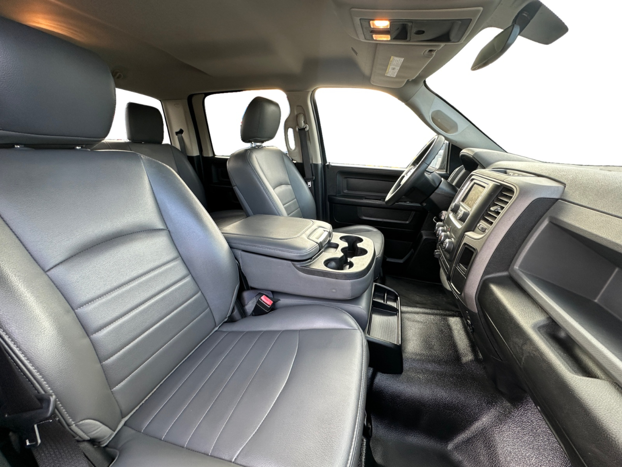 RAM 1500 Tradesman 4x4 Crew Cab 5'7" Box 2018 RAM 1500 Tradesman 4x4 Crew Cab 5'7" Box 2018