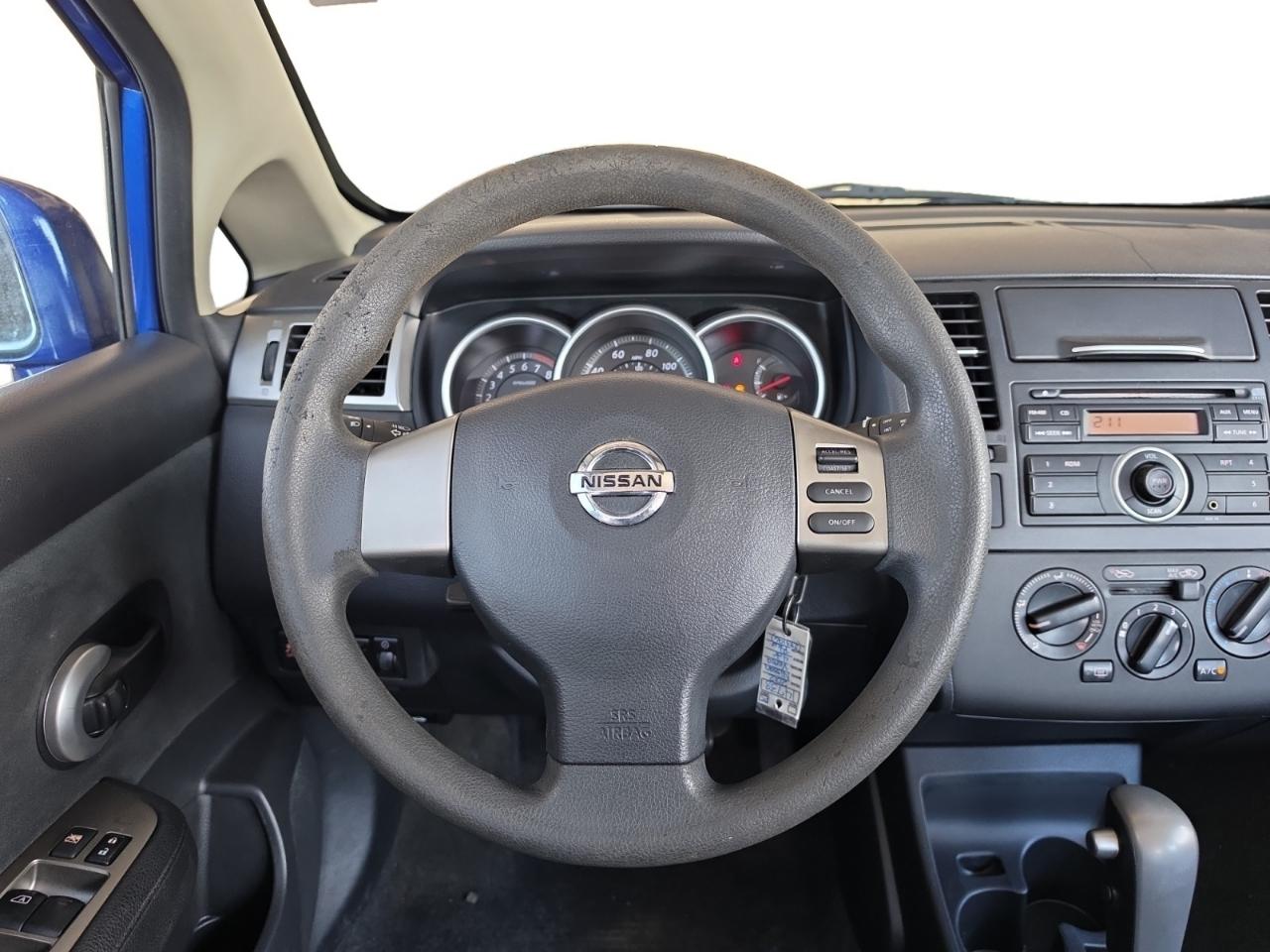 Nissan Versa 1.8 S Hatchback 2012
