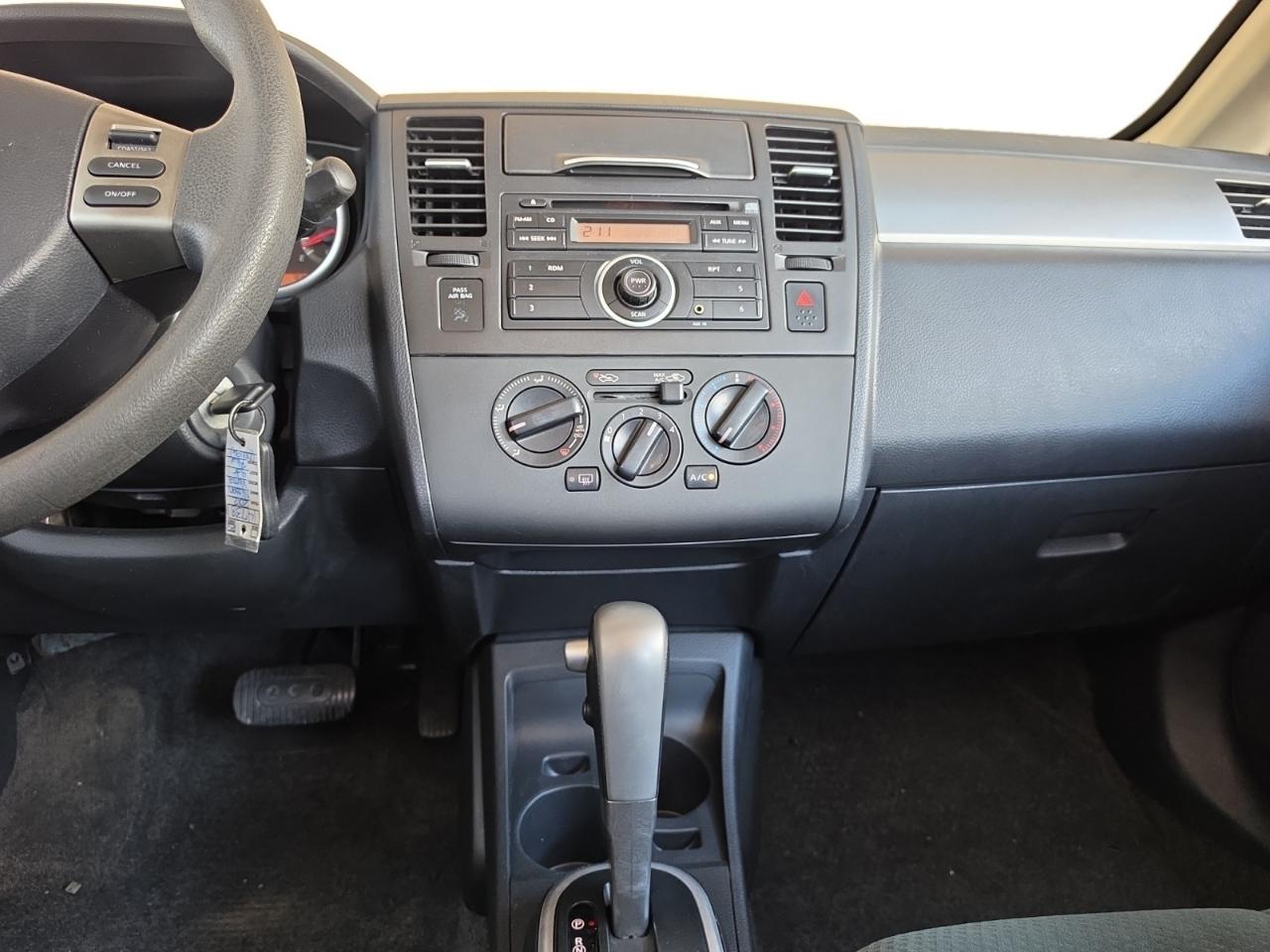 Nissan Versa 1.8 S Hatchback 2012