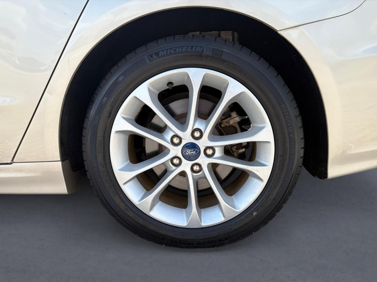 Ford Fusion Hybrid SE FWD 2019