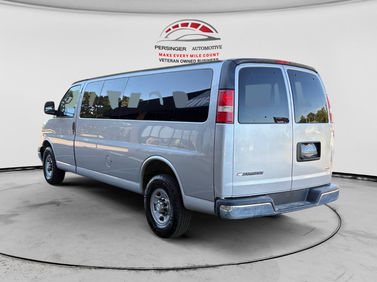 Chevrolet Express Passenger RWD 3500 155" LT w/1LT 2017