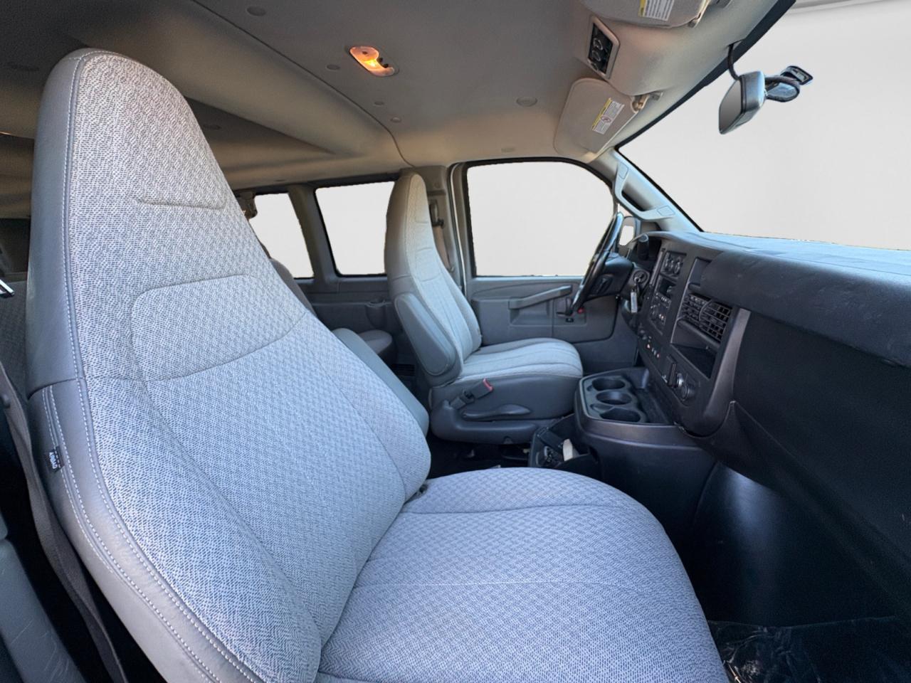 Chevrolet Express Passenger RWD 3500 155" LT w/1LT 2017