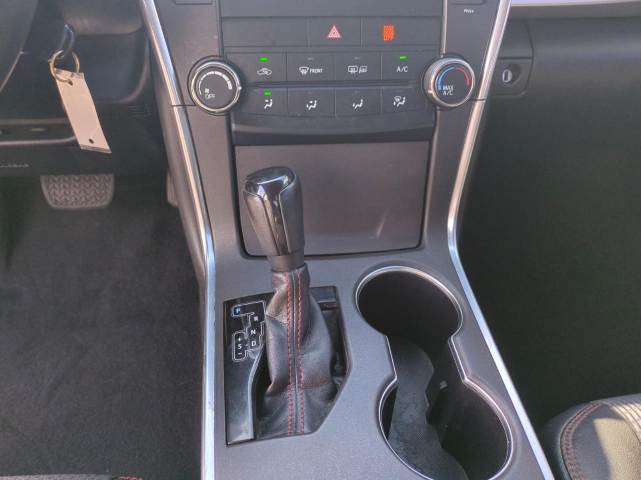 Toyota Camry 4dr Sdn I4 Auto SE w/Special Edition Pkg (Natl) 2016