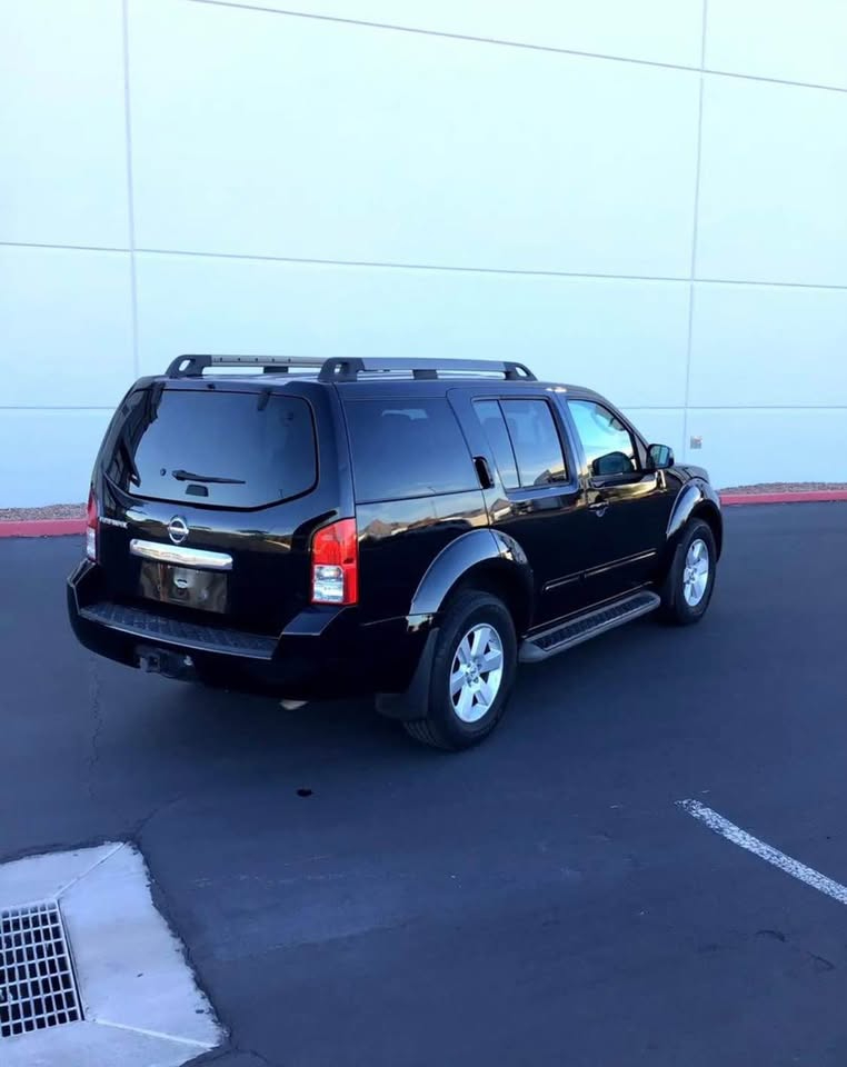 Nissan Pathfinder LE 2012