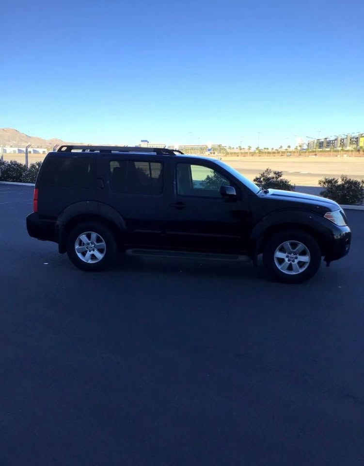 Nissan Pathfinder LE 2012