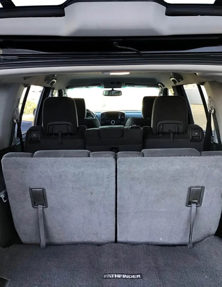 Nissan Pathfinder LE 2012