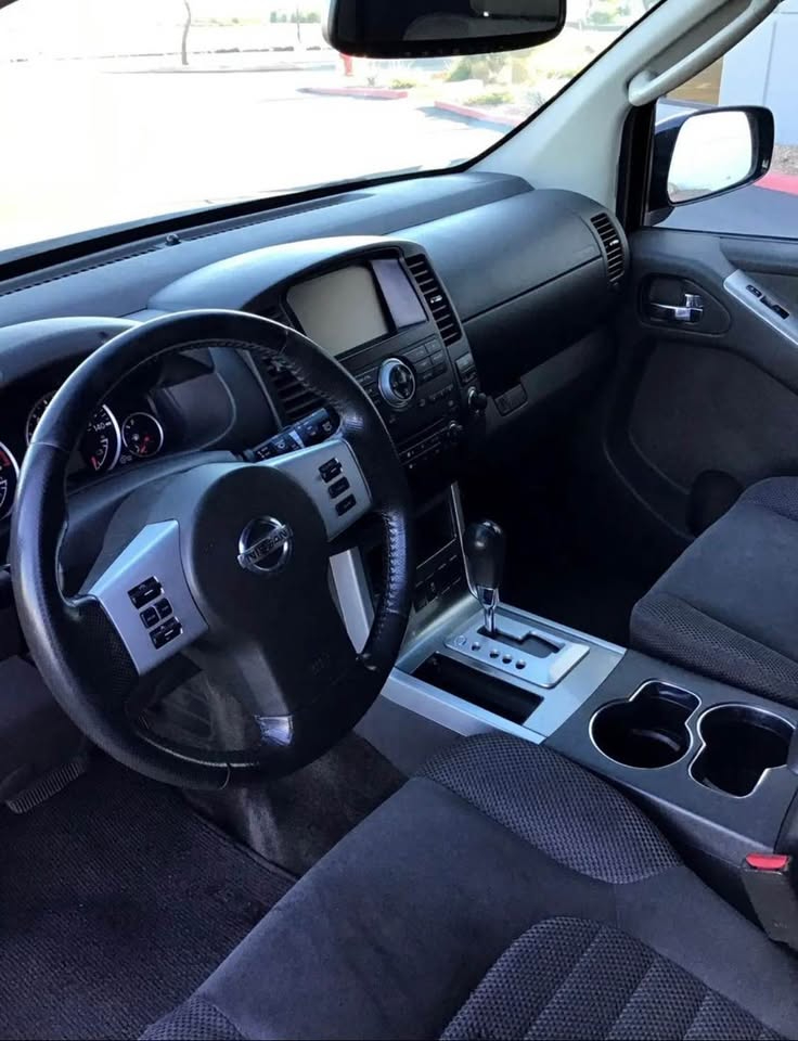 Nissan Pathfinder LE 2012