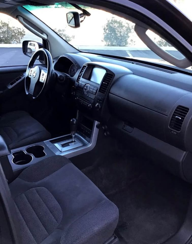 Nissan Pathfinder LE 2012