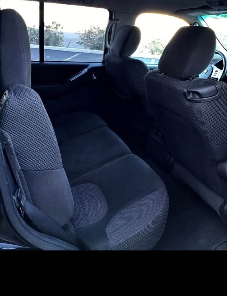 Nissan Pathfinder LE 2012