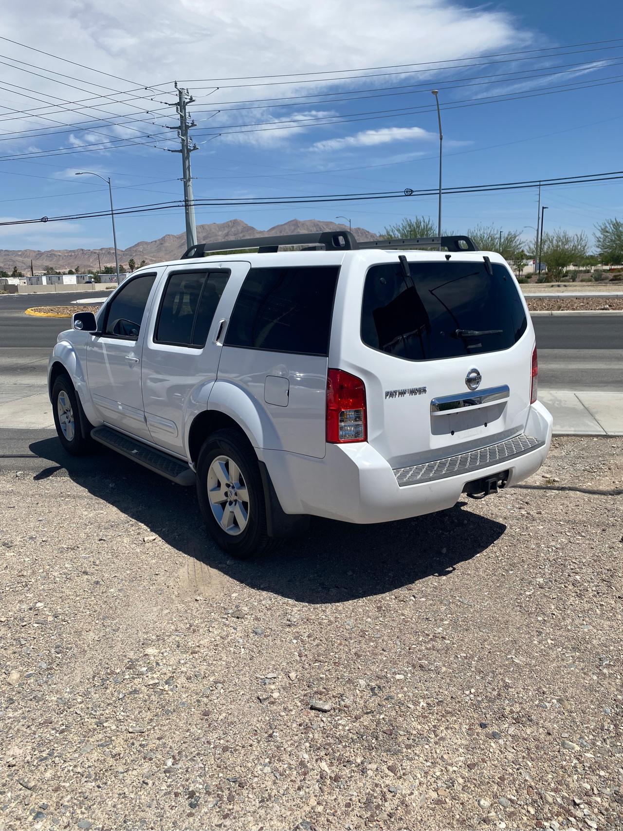 Nissan Pathfinder LE 2011