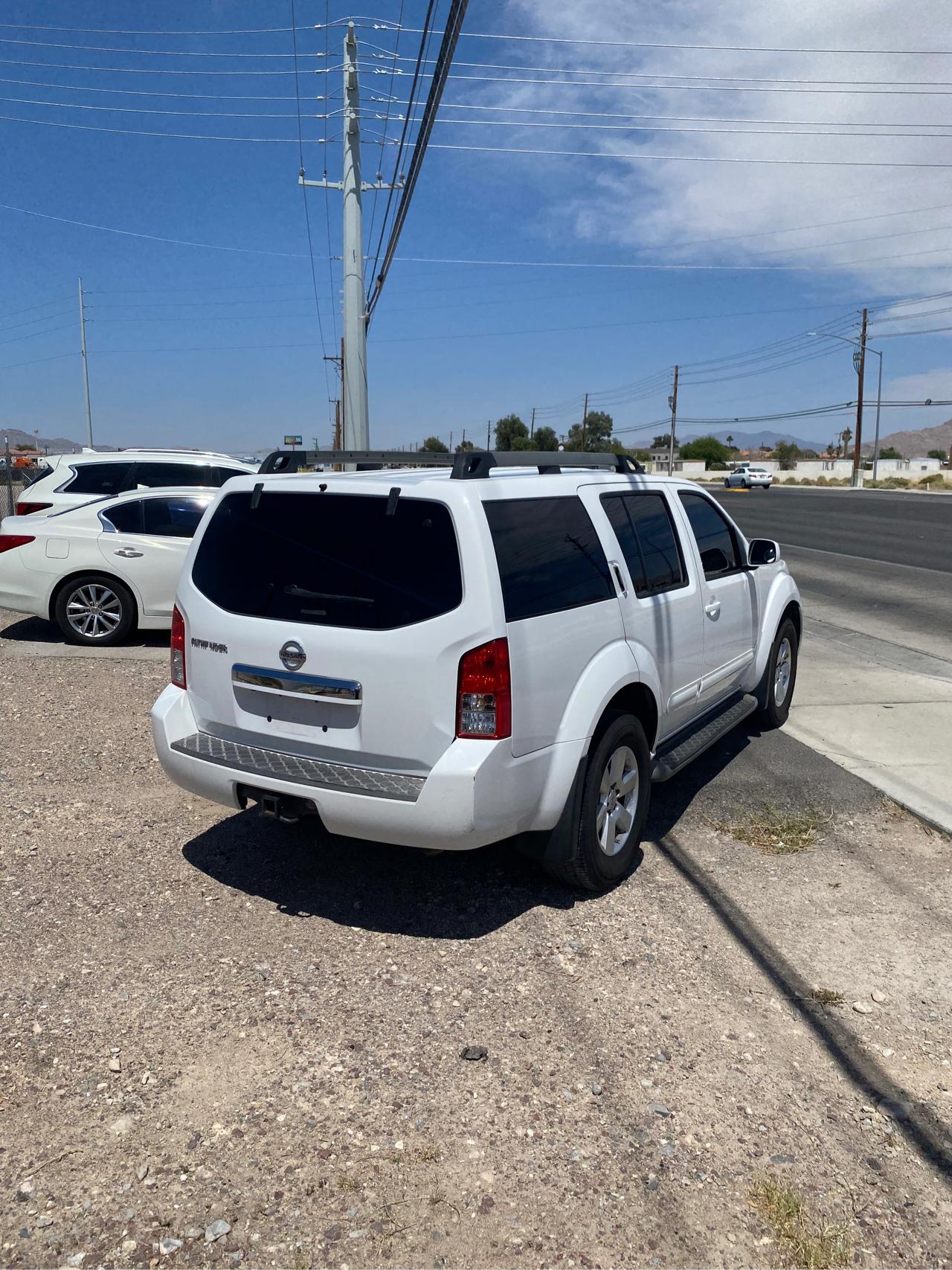 Nissan Pathfinder LE 2011