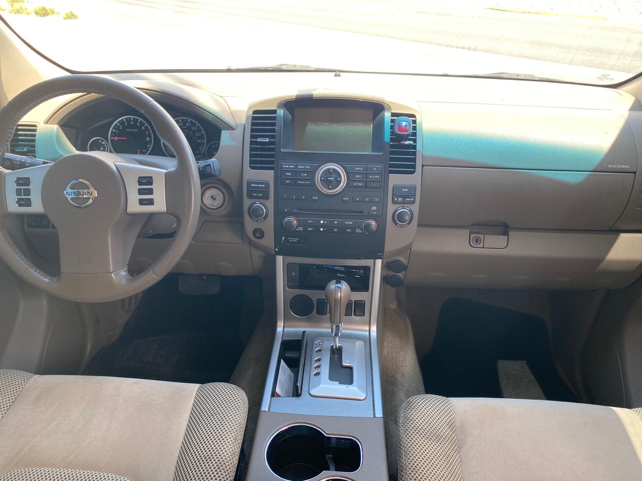 Nissan Pathfinder LE 2011