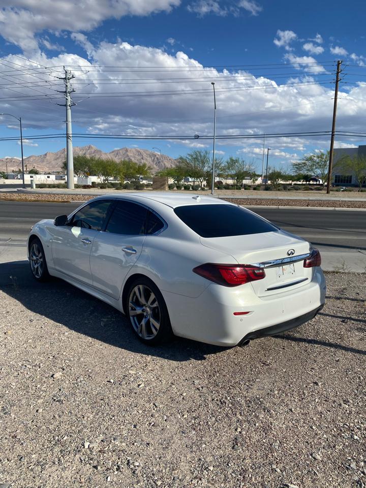 Infiniti Q70  2015