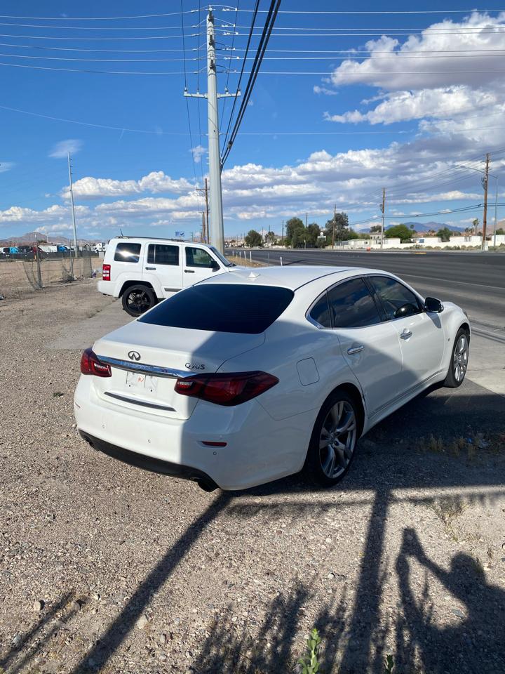Infiniti Q70  2015