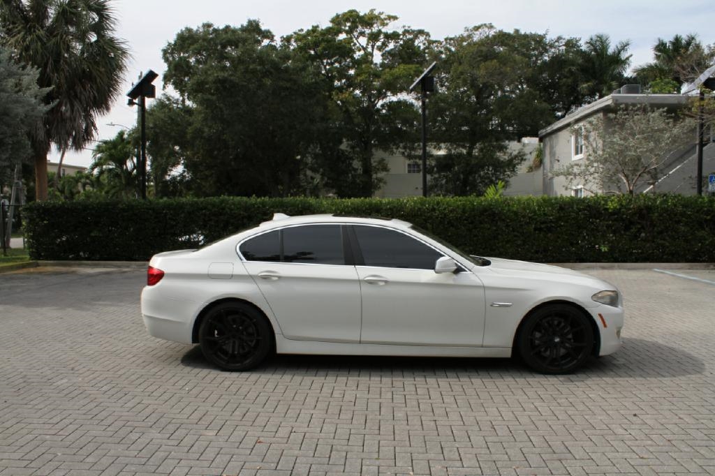 BMW 5-Series 528i 2011