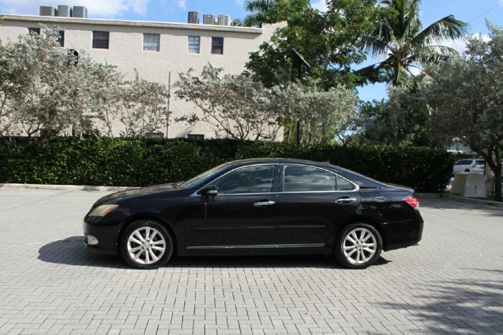 Lexus ES 350 Sedan 2011