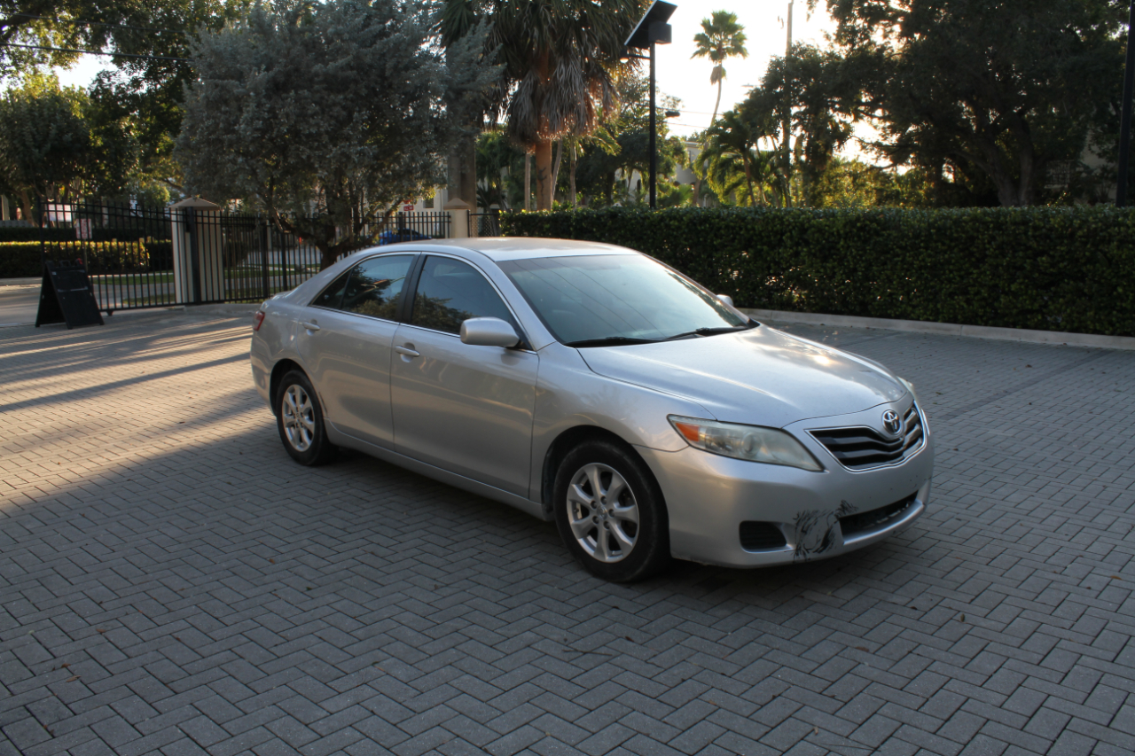 Toyota Camry Base 6-Spd AT 2011