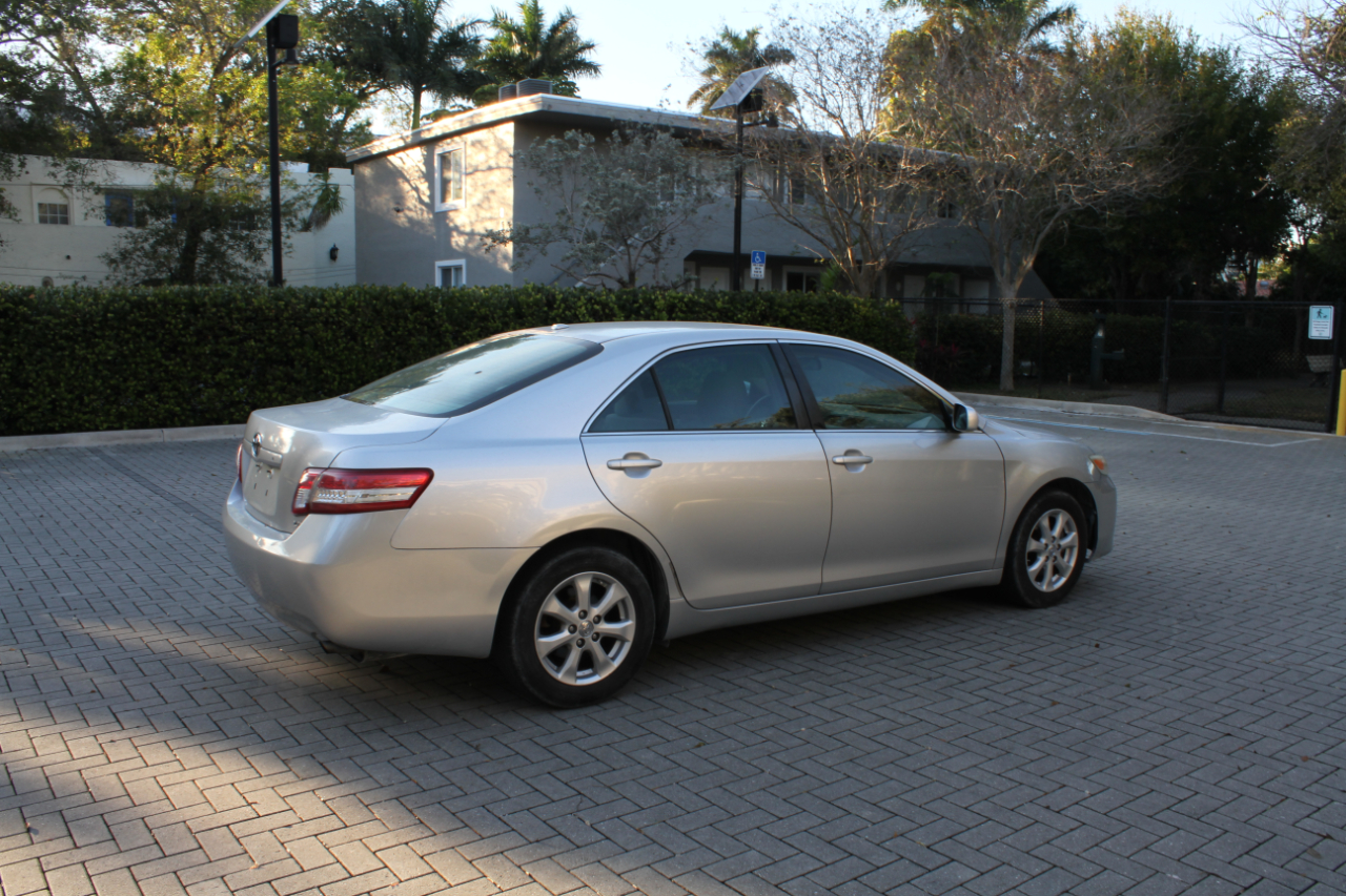 Toyota Camry Base 6-Spd AT 2011