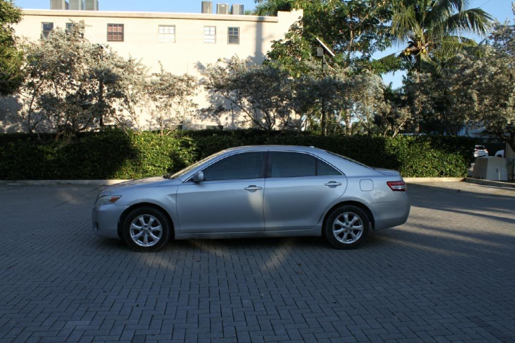 Toyota Camry Base 6-Spd AT 2011