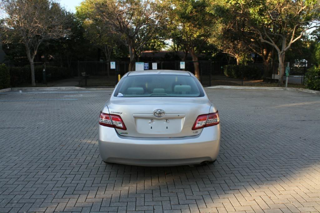 Toyota Camry Base 6-Spd AT 2011