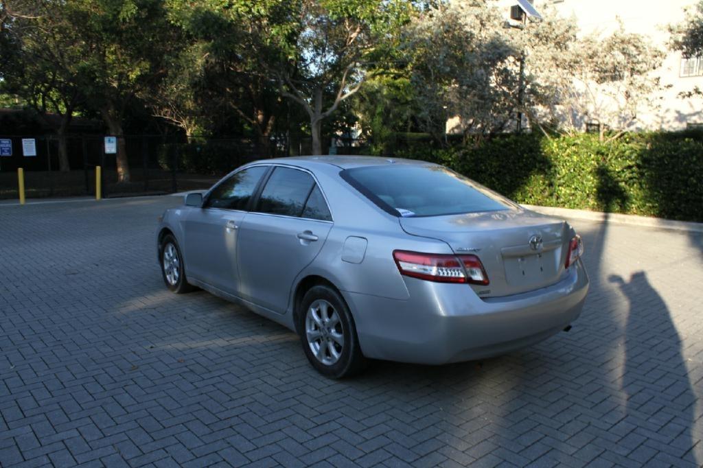 Toyota Camry Base 6-Spd AT 2011