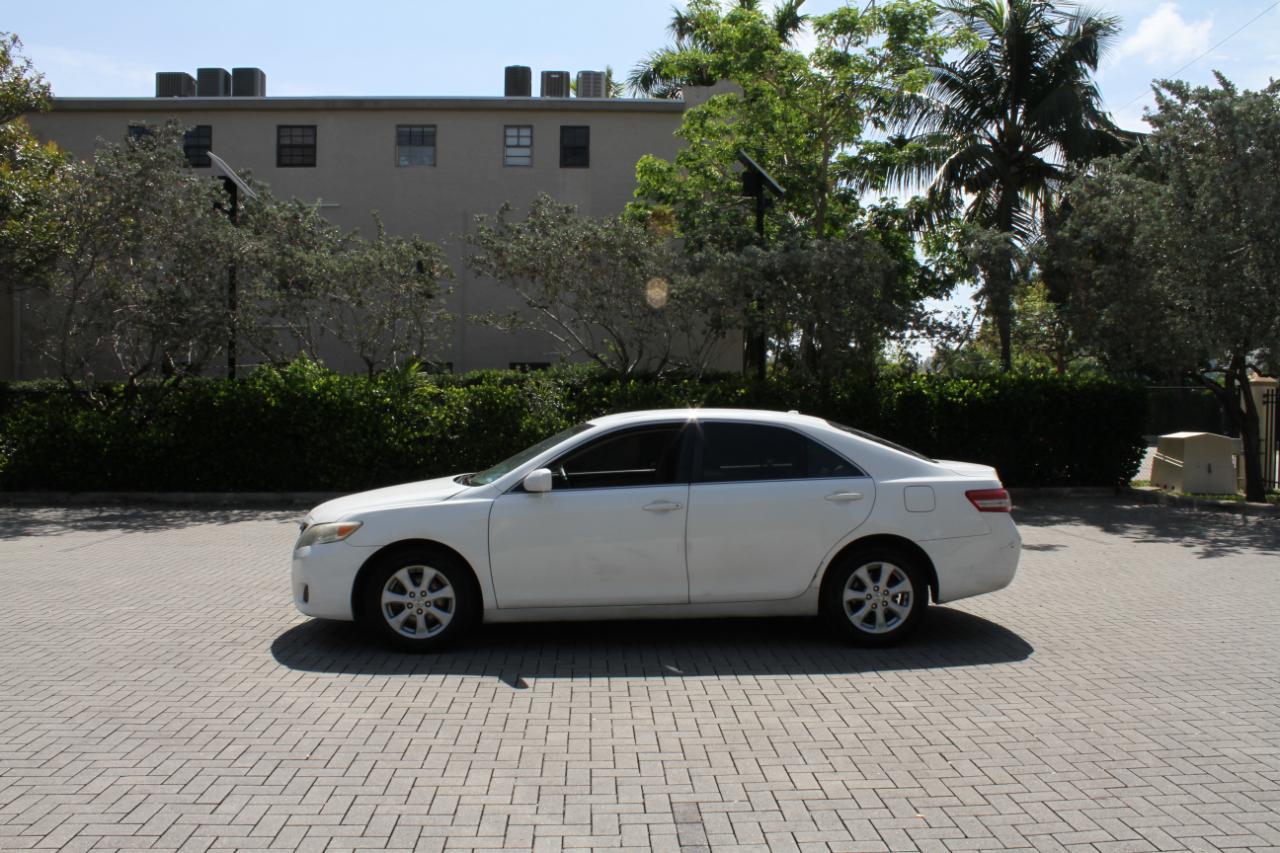 Toyota Camry Base 6-Spd AT 2011