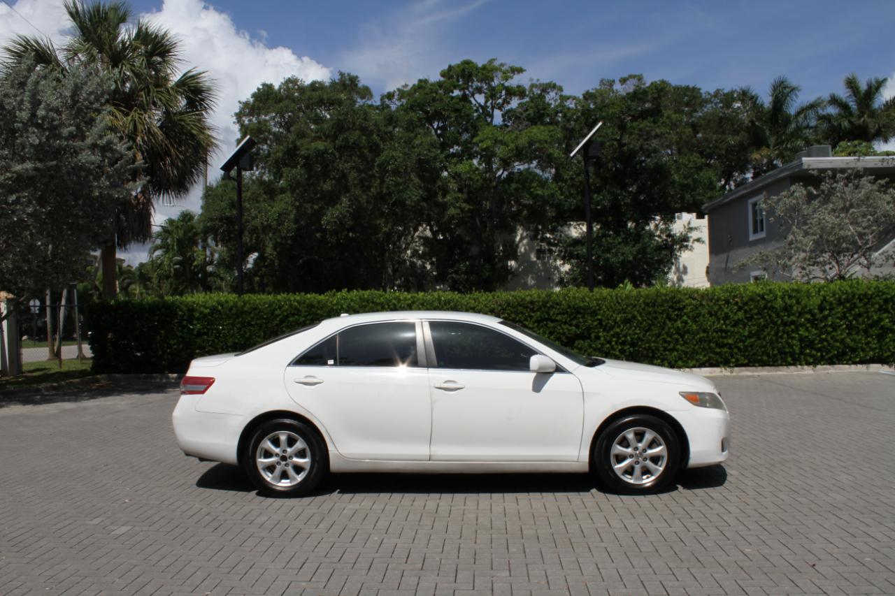 Toyota Camry Base 6-Spd AT 2011