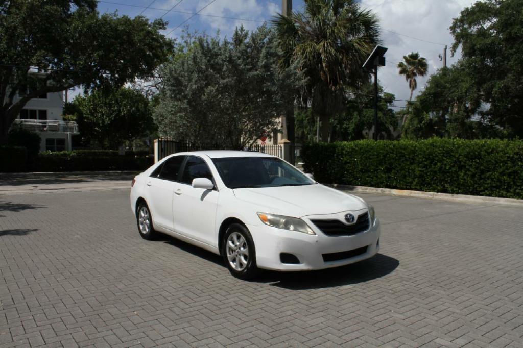 Toyota Camry Base 6-Spd AT 2011
