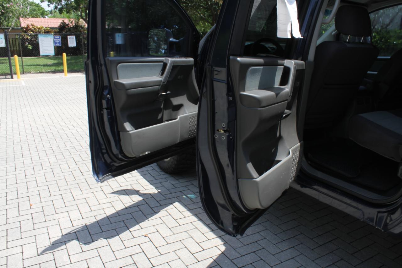 Nissan Titan LE Crew Cab 4WD 2007
