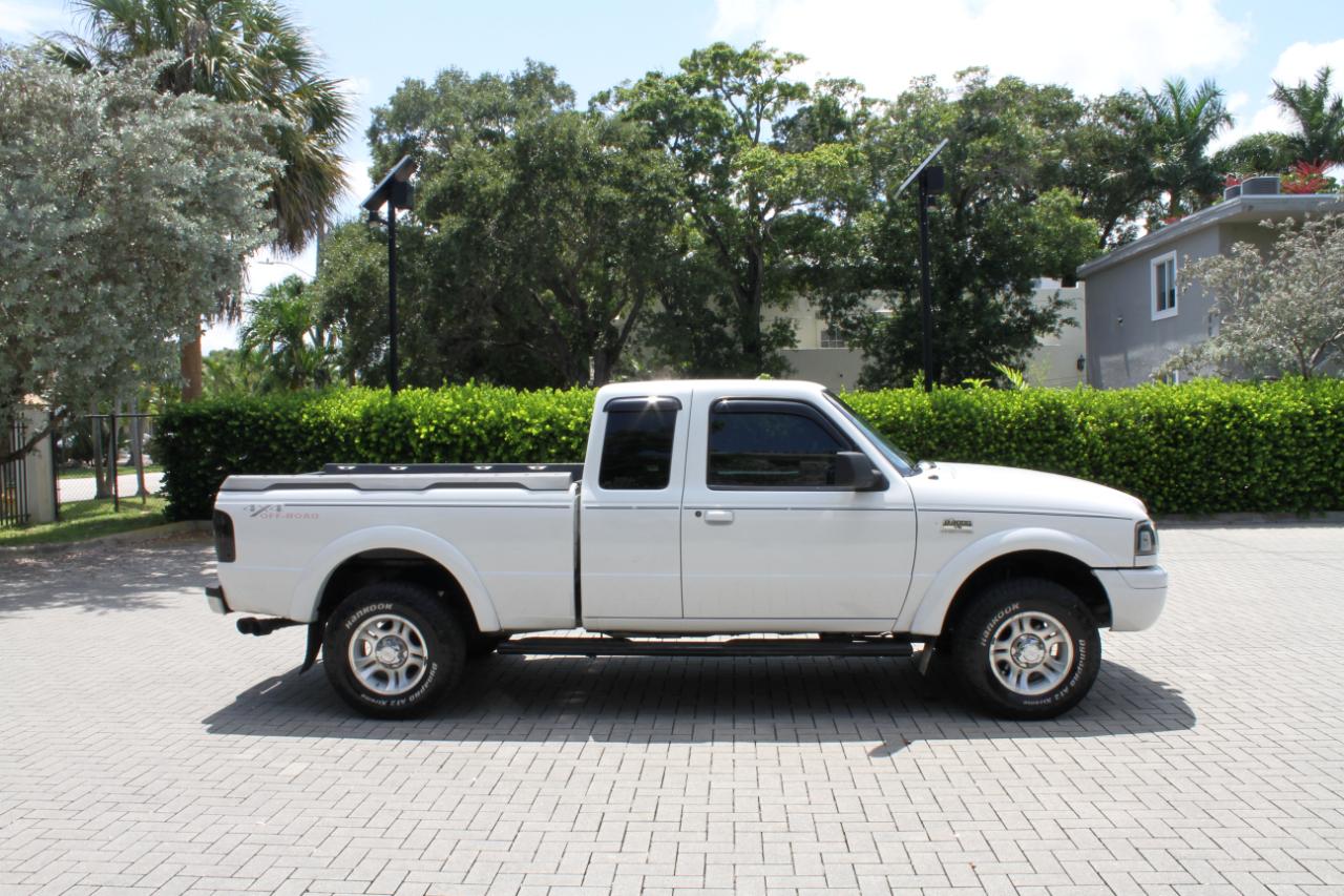 Mazda B-Series B3000 SE Cab Plus 2WD 2001