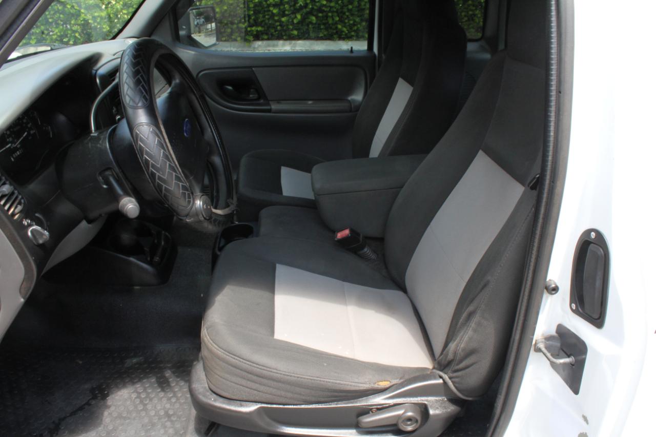 Mazda B-Series B3000 SE Cab Plus 2WD 2001