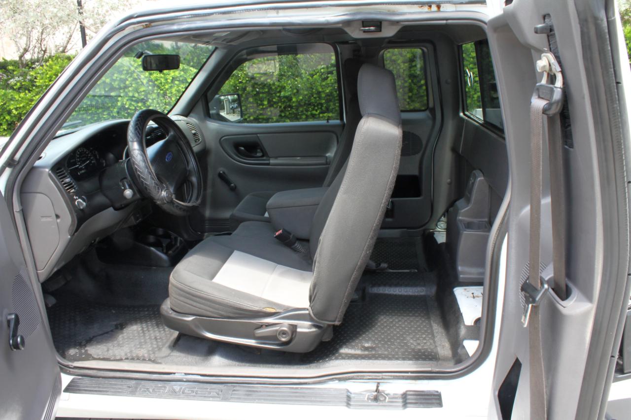 Mazda B-Series B3000 SE Cab Plus 2WD 2001