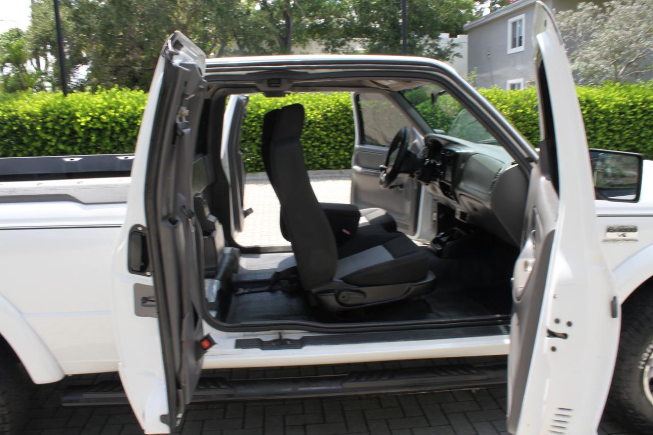 Mazda B-Series B3000 SE Cab Plus 2WD 2001