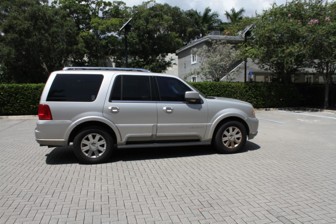 Lincoln Navigator Luxury 2WD 2004