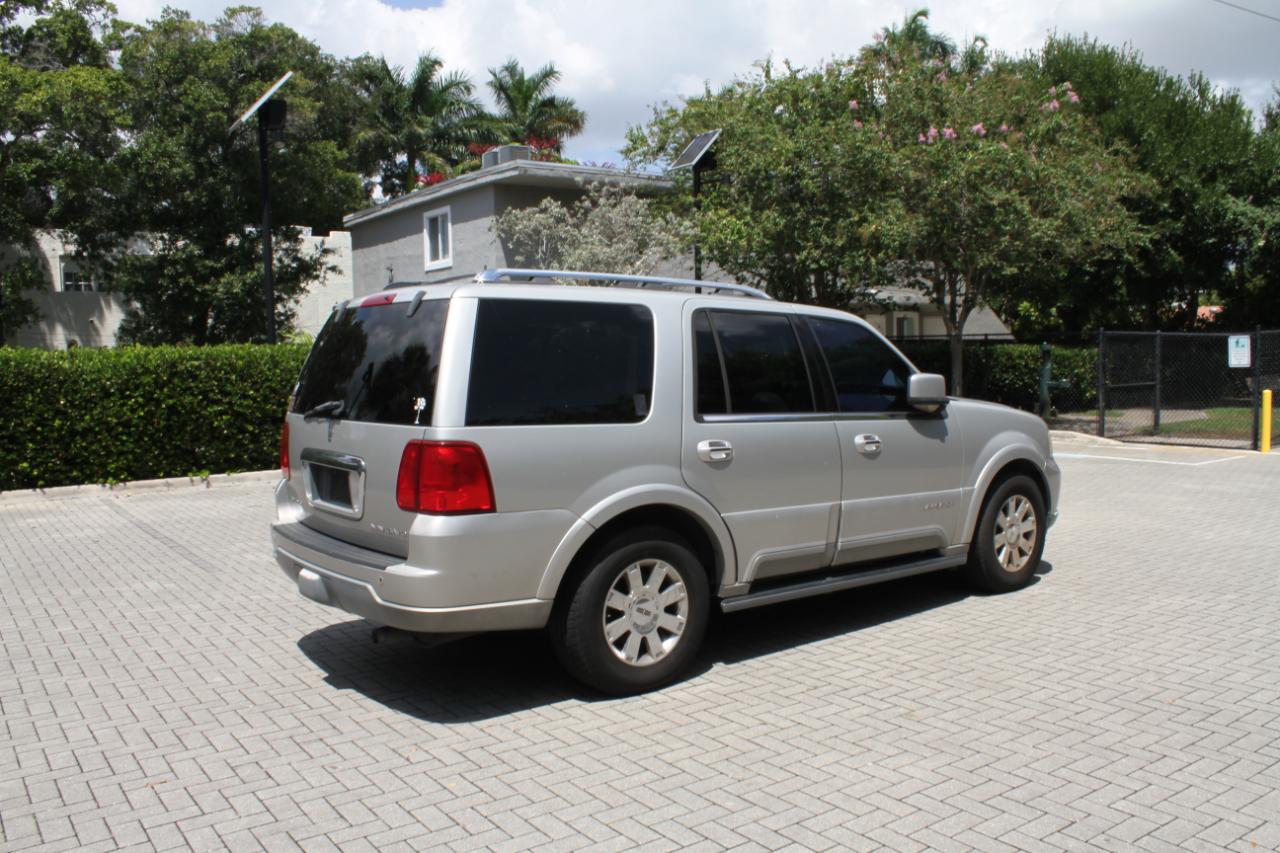 Lincoln Navigator Luxury 2WD 2004