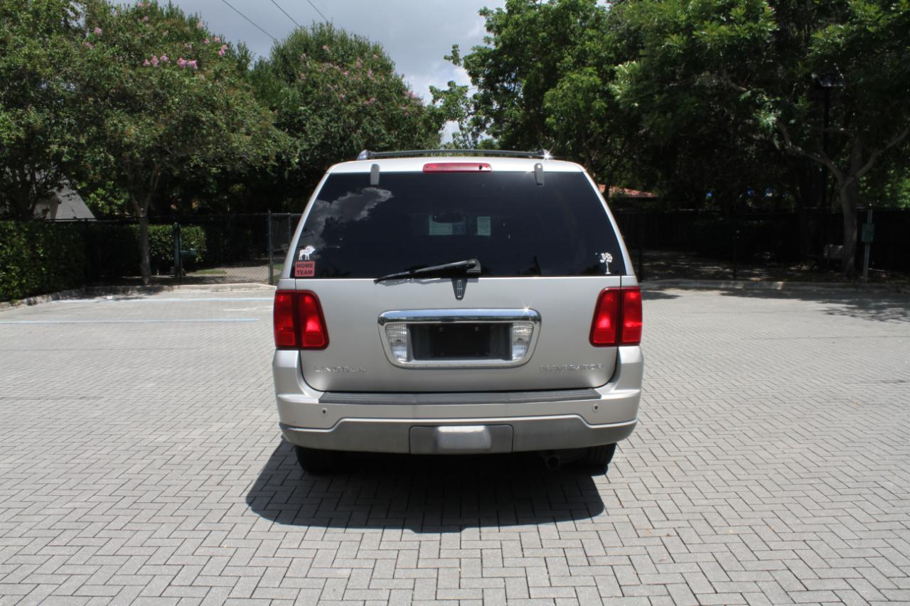 Lincoln Navigator Luxury 2WD 2004