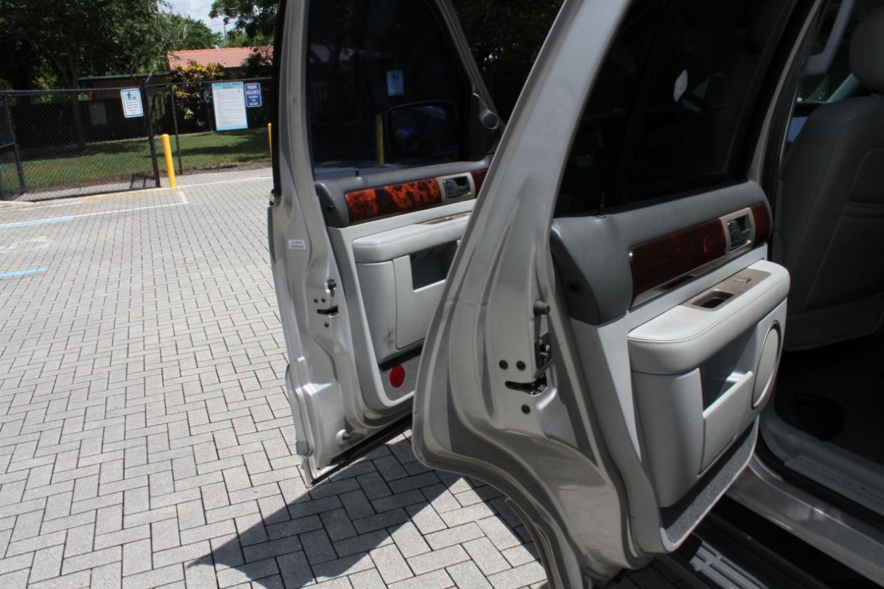 Lincoln Navigator Luxury 2WD 2004