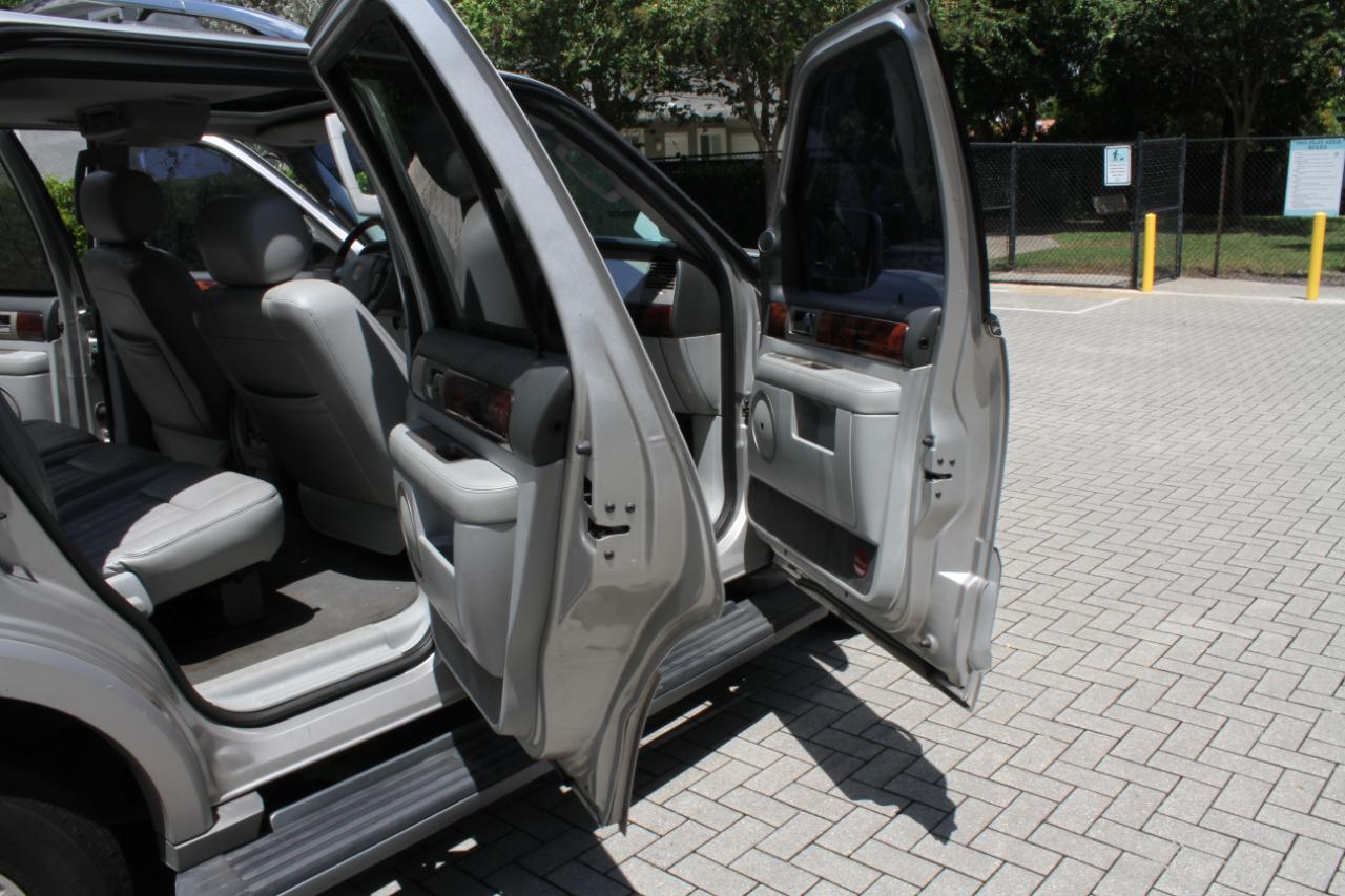 Lincoln Navigator Luxury 2WD 2004
