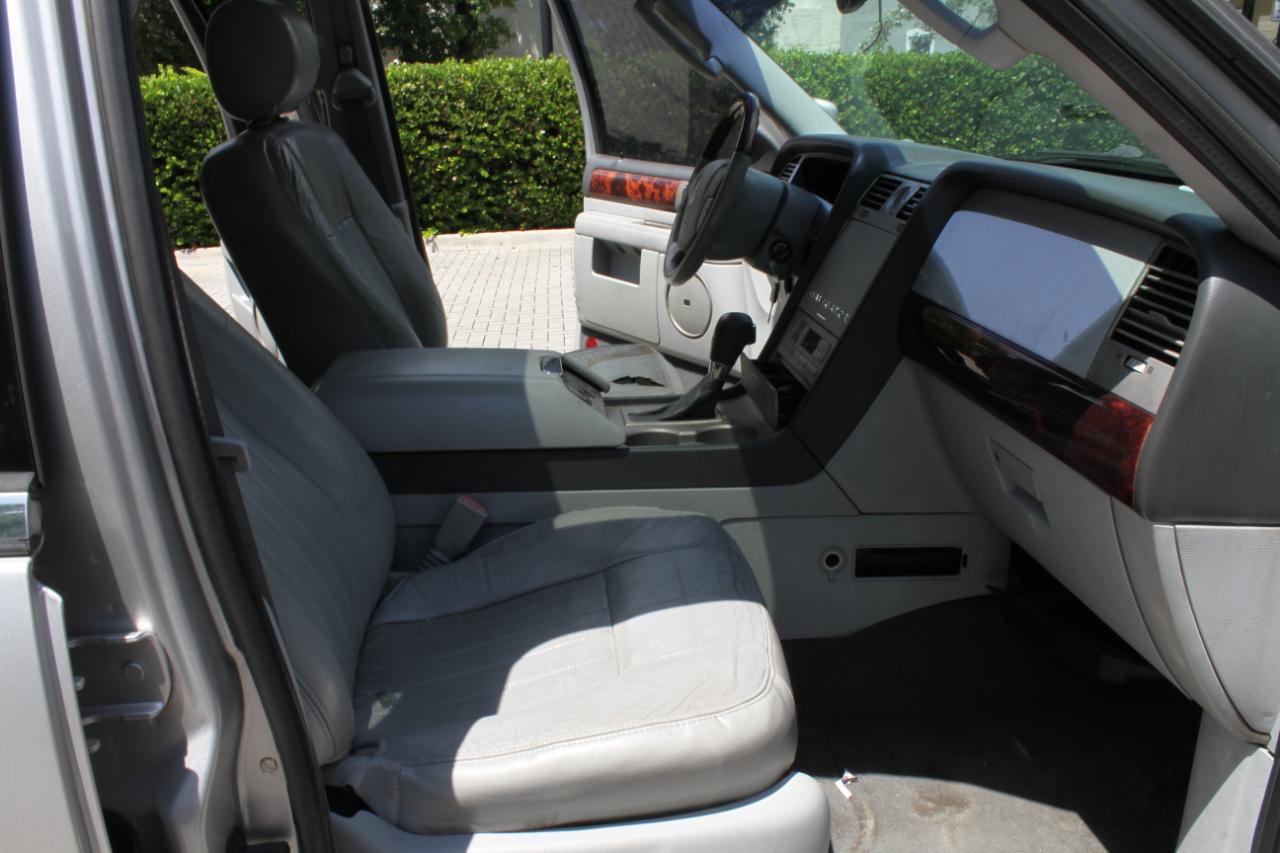 Lincoln Navigator Luxury 2WD 2004