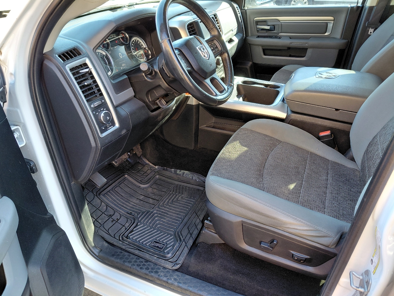 RAM 1500 SLT Crew Cab SWB 4WD 2017