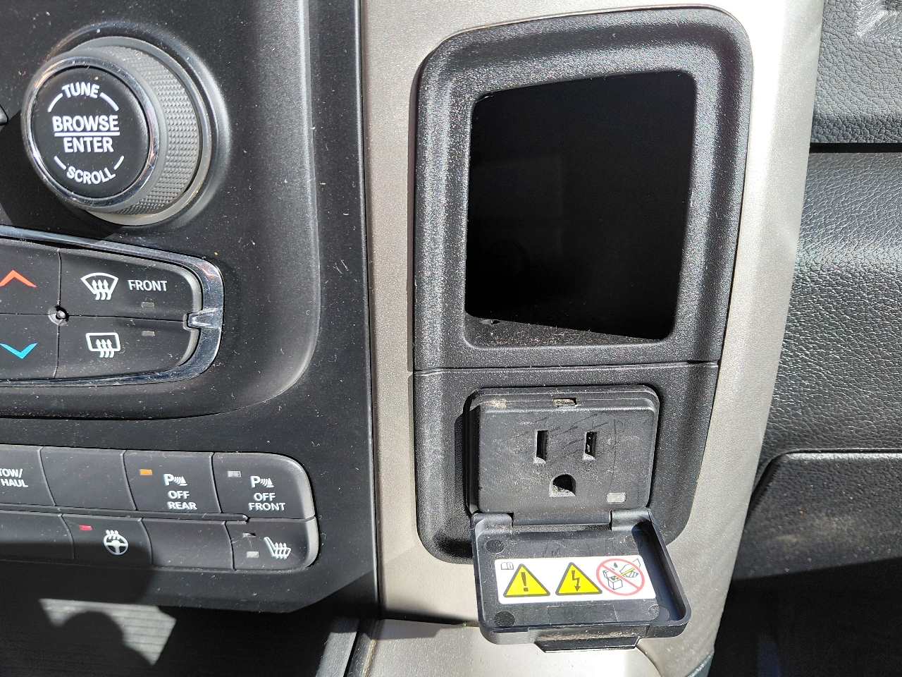 RAM 1500 SLT Crew Cab SWB 4WD 2017