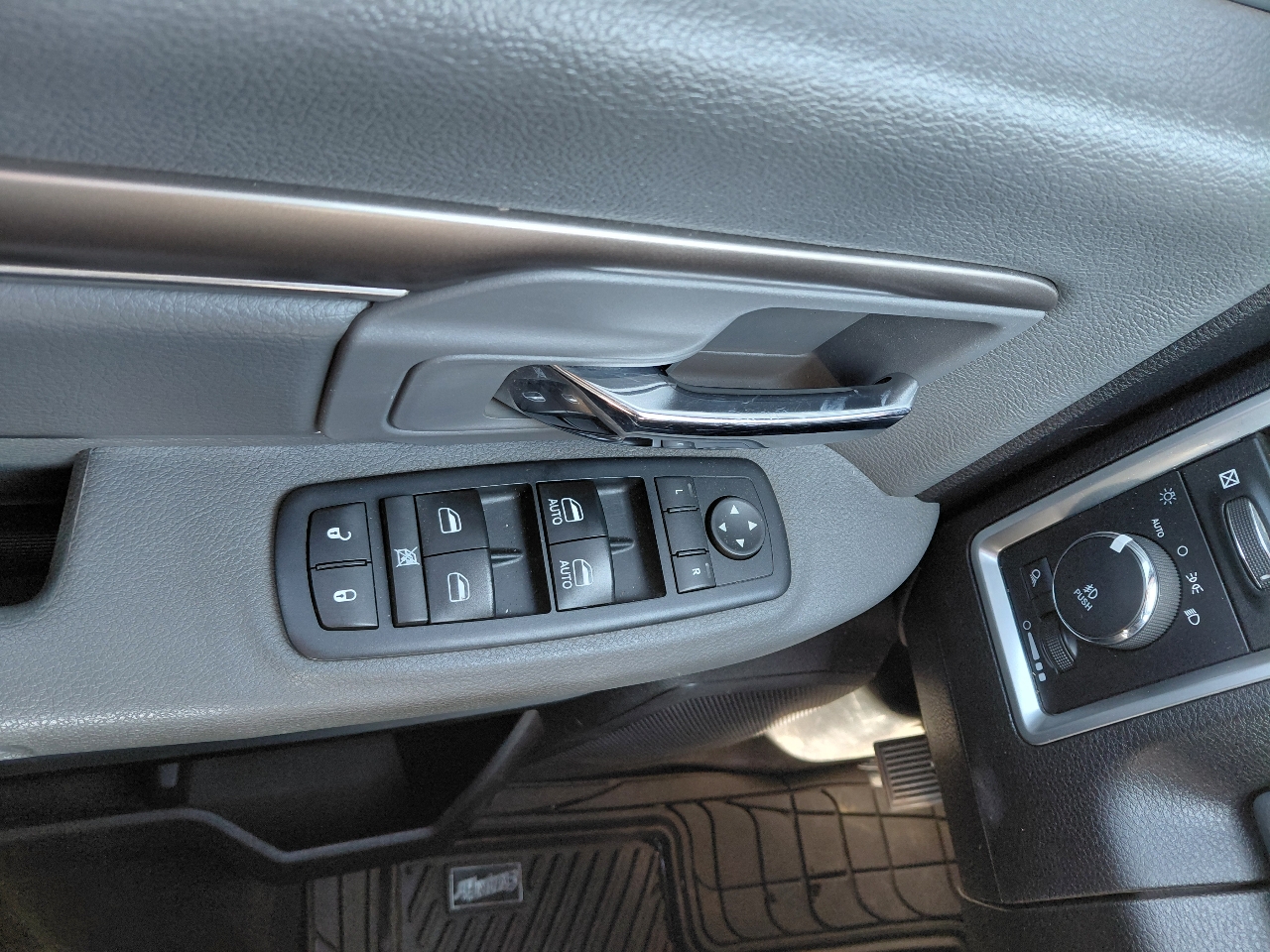 RAM 1500 SLT Crew Cab SWB 4WD 2017